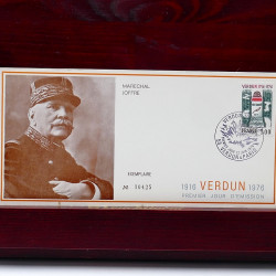 Lot de timbres France et Monde à trier en un carton.
