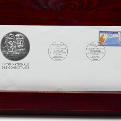 Lot de timbres France et Monde à trier en un carton.