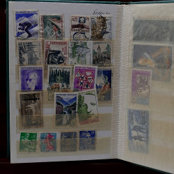 Lot de timbres France et Monde à trier en un carton.