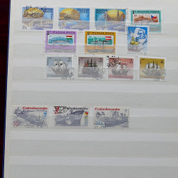 Lot de timbres France et Monde à trier en un carton.
