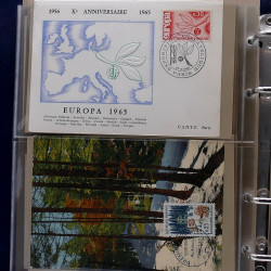 Lot de timbres France et Monde à trier en un carton.