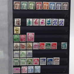 Lot de timbres France et Monde à trier en un carton.