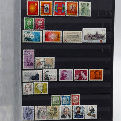 Lot de timbres France et Monde à trier en un carton.
