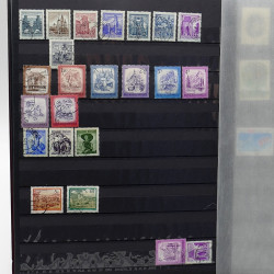 Lot de timbres France et Monde à trier en un carton.