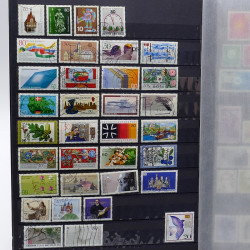 Lot de timbres France et Monde à trier en un carton.