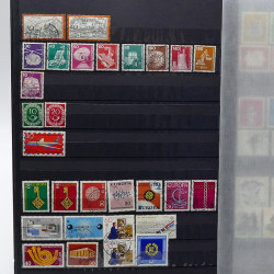 Lot de timbres France et Monde à trier en un carton.