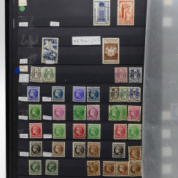 Lot de timbres France et Monde à trier en un carton.