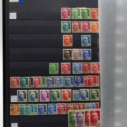 Lot de timbres France et Monde à trier en un carton.