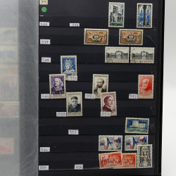 Lot de timbres France et Monde à trier en un carton.