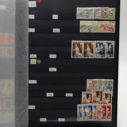 Lot de timbres France et Monde à trier en un carton.