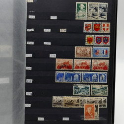 Lot de timbres France et Monde à trier en un carton.