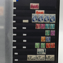 Lot de timbres France et Monde à trier en un carton.