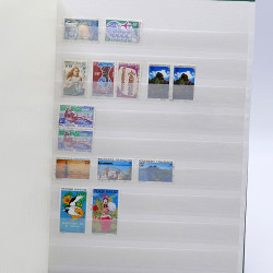 Lot de timbres France et Monde à trier en un carton.