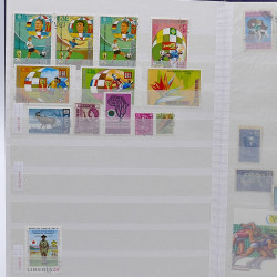 Lot de timbres France et Monde à trier en un carton.