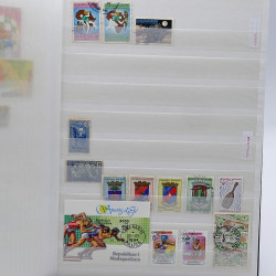 Lot de timbres France et Monde à trier en un carton.