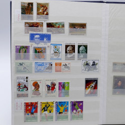 Lot de timbres France et Monde à trier en un carton.