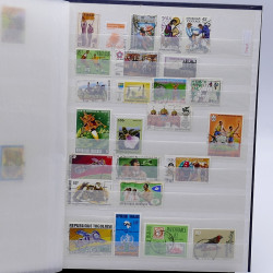 Lot de timbres France et Monde à trier en un carton.
