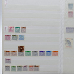 Lot de timbres France et Monde à trier en un carton.