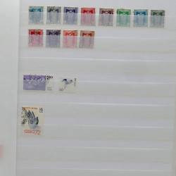 Lot de timbres France et Monde à trier en un carton.