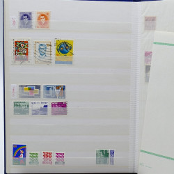 Lot de timbres France et Monde à trier en un carton.