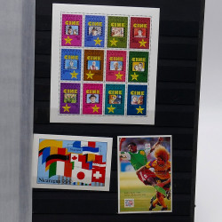 Lot de timbres France et Monde à trier en un carton.