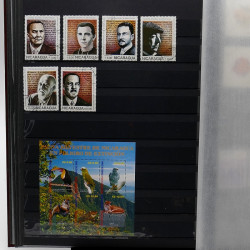 Lot de timbres France et Monde à trier en un carton.