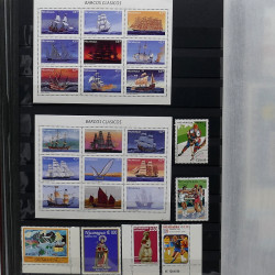 Lot de timbres France et Monde à trier en un carton.