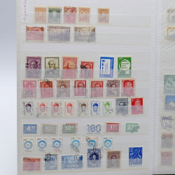 Lot de timbres France et Monde à trier en un carton.