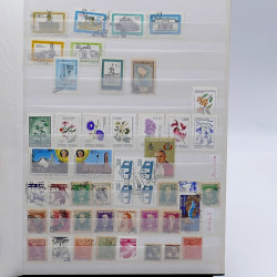 Lot de timbres France et Monde à trier en un carton.