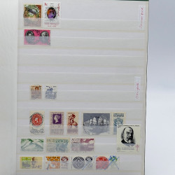 Lot de timbres France et Monde à trier en un carton.