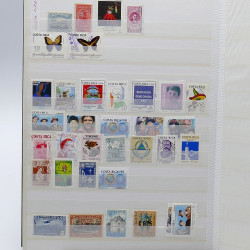Lot de timbres France et Monde à trier en un carton.