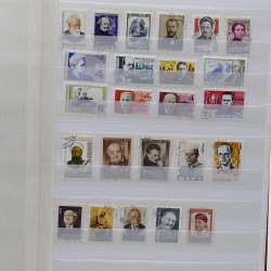 Lot de timbres France et Monde à trier en un carton.