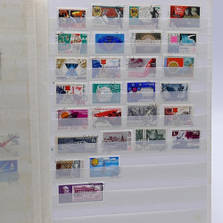 Lot de timbres France et Monde à trier en un carton.