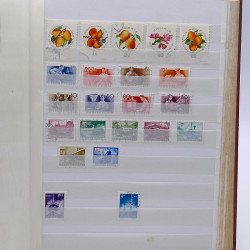 Lot de timbres France et Monde à trier en un carton.