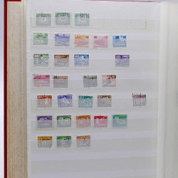 Lot de timbres France et Monde à trier en un carton.