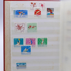 Lot de timbres France et Monde à trier en un carton.