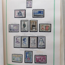 Lot de timbres France et Monde à trier en un carton.
