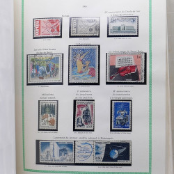 Lot de timbres France et Monde à trier en un carton.