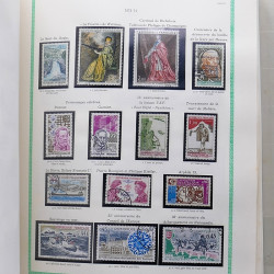 Lot de timbres France et Monde à trier en un carton.