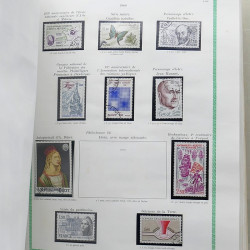 Lot de timbres France et Monde à trier en un carton.