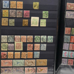 Lot de timbres de France 1860-1989 neufs et oblitérés en 3 albums.