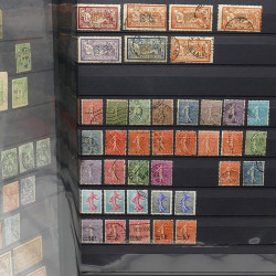 Lot de timbres de France 1860-1989 neufs et oblitérés en 3 albums.