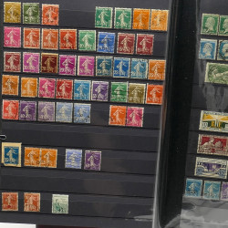 Lot de timbres de France 1860-1989 neufs et oblitérés en 3 albums.