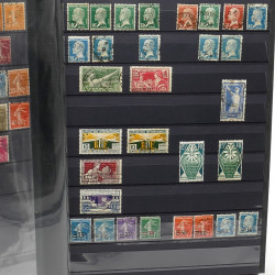 Lot de timbres de France 1860-1989 neufs et oblitérés en 3 albums.