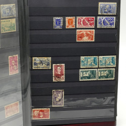 Lot de timbres de France 1860-1989 neufs et oblitérés en 3 albums.