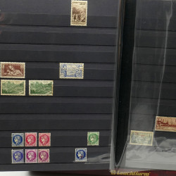Lot de timbres de France 1860-1989 neufs et oblitérés en 3 albums.
