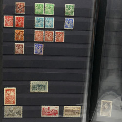 Lot de timbres de France 1860-1989 neufs et oblitérés en 3 albums.