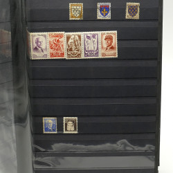 Lot de timbres de France 1860-1989 neufs et oblitérés en 3 albums.