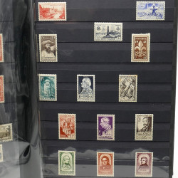 Lot de timbres de France 1860-1989 neufs et oblitérés en 3 albums.