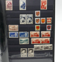 Lot de timbres de France 1860-1989 neufs et oblitérés en 3 albums.
